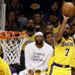 El jugador de Los Angeles Lakers Gabe Vincent realiza un lanzamiento, en una fotografía de archivo. EFE/Etienne Laurent