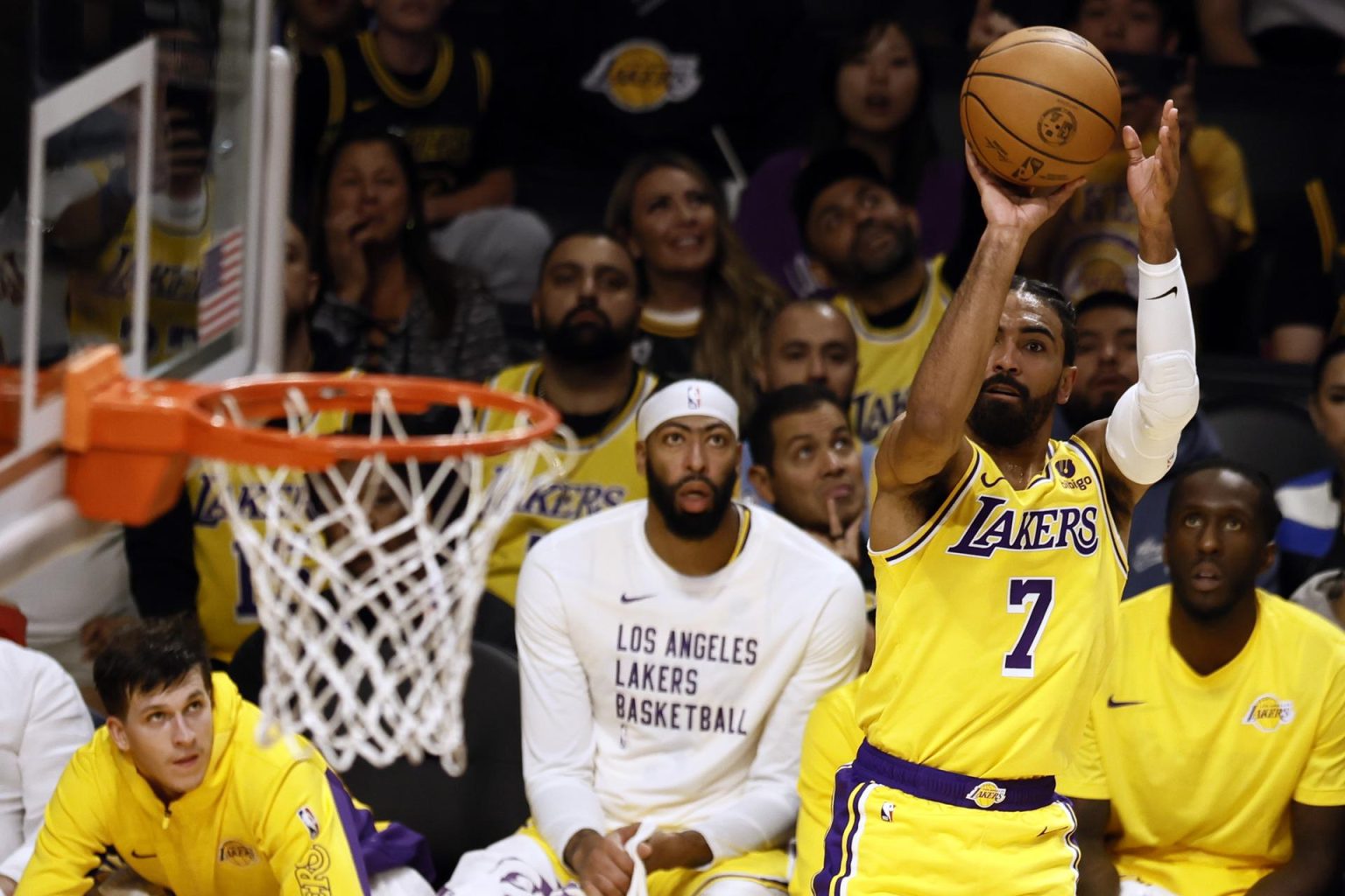 El jugador de Los Angeles Lakers Gabe Vincent realiza un lanzamiento, en una fotografía de archivo. EFE/Etienne Laurent