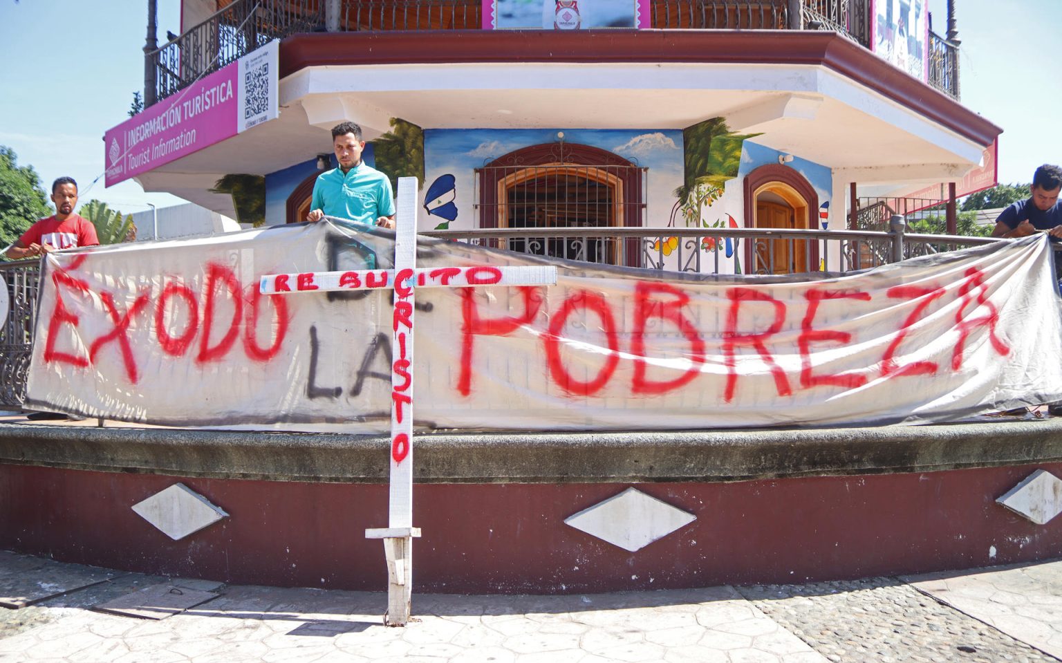 Migrantes se preparan para salir en caravana rumbo a Estados Unidos en la madrugada de hoy, en la ciudad de Tapachula en Chiapas (México). EFE/ Juan Manuel Blanco