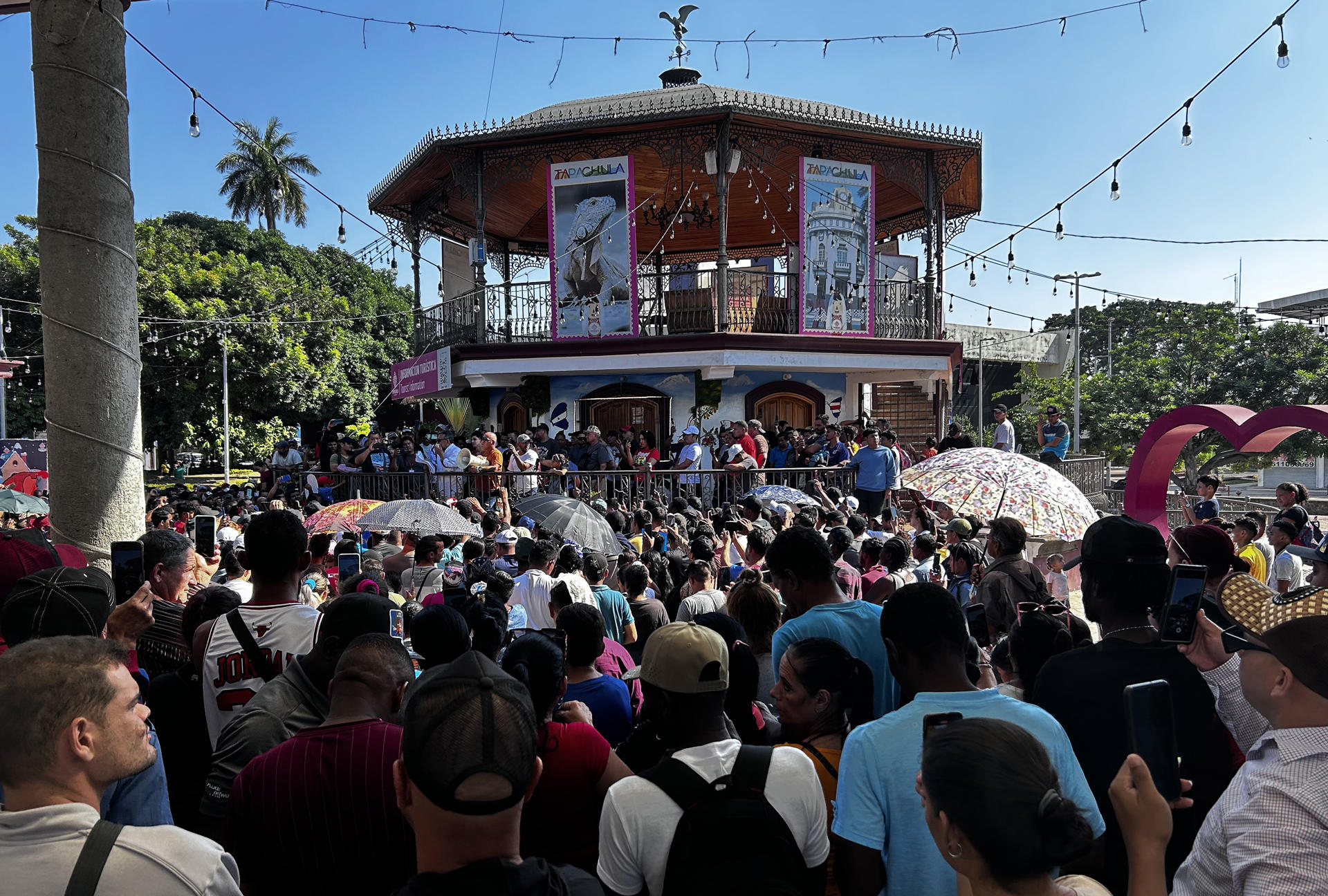 Migrantes reciben instrucciones de autoridades migratorias mexicanas, para recibir amparos hoy en la ciudad de Tapachula en Chiapas (México). EFE/Juan Manuel Blanco
