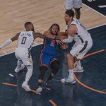 El jugador Jalen Brunson (c), de los Knicks, recibe falta de Damian Lillard (i) y Brook Lopez de los Bucks, el 23 de diciembre de 2023, durante un partido de baloncesto de la NBA. EFE/ Ángel Colmenares