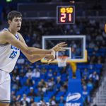 Aday Mara de los Bruins de la UCLA pasa el balón durante el partido de baloncesto de la Asociación Nacional de Atletismo Universitario (NCAA, por si sigla en inglés) entre los Bruins de la Universidad de California (UCLA) y Matadors de la California State University (CSU) Northridge, hoy, en el escenario multiusos Pauley Pavilion en Westwood, California (EE.UU.). EFE/ Ariana Ruiz