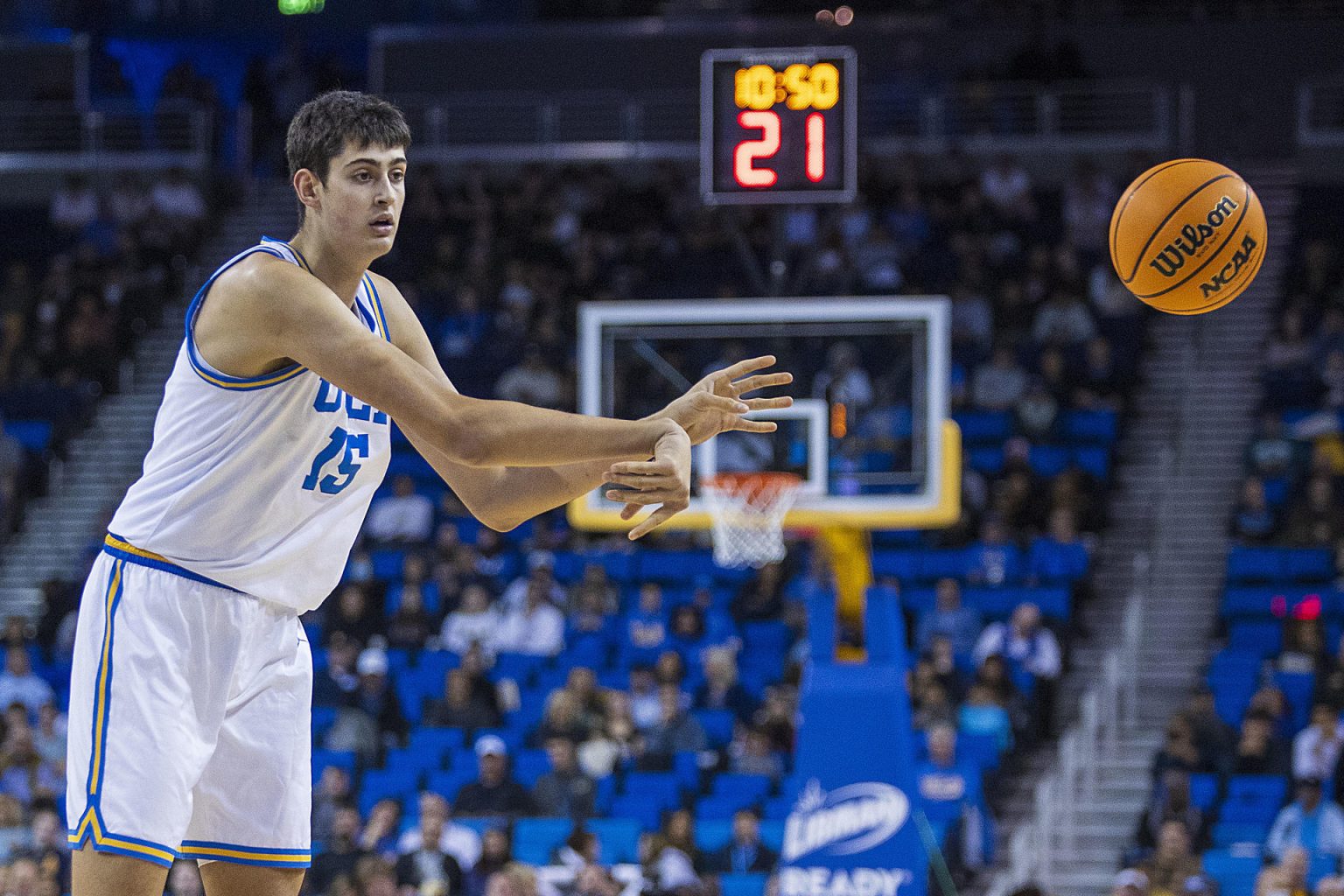 Aday Mara de los Bruins de la UCLA pasa el balón durante el partido de baloncesto de la Asociación Nacional de Atletismo Universitario (NCAA, por si sigla en inglés) entre los Bruins de la Universidad de California (UCLA) y Matadors de la California State University (CSU) Northridge, hoy, en el escenario multiusos Pauley Pavilion en Westwood, California (EE.UU.). EFE/ Ariana Ruiz