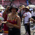 Una mujer baila durante su participación en el festival del Día Nacional de la Salsa celebrado en el estadio Hiram Bithorn en San Juan, Puerto Rico. Imagen de archivo. EFE/Thais Llorca