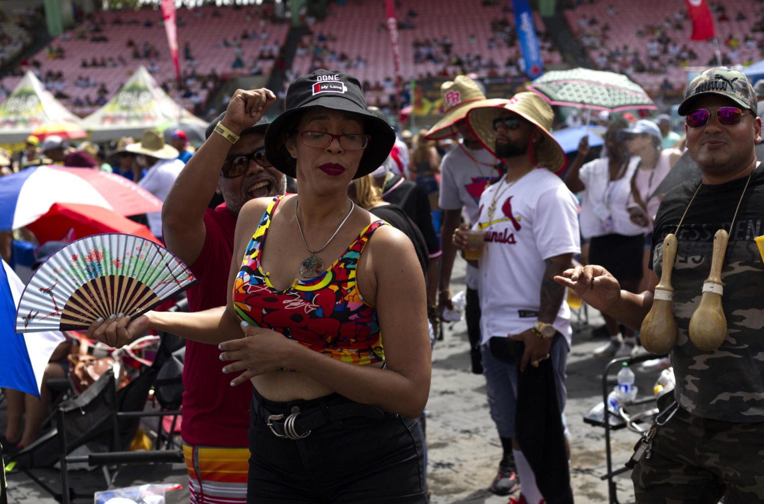 Una mujer baila durante su participación en el festival del Día Nacional de la Salsa celebrado en el estadio Hiram Bithorn en San Juan, Puerto Rico. Imagen de archivo. EFE/Thais Llorca