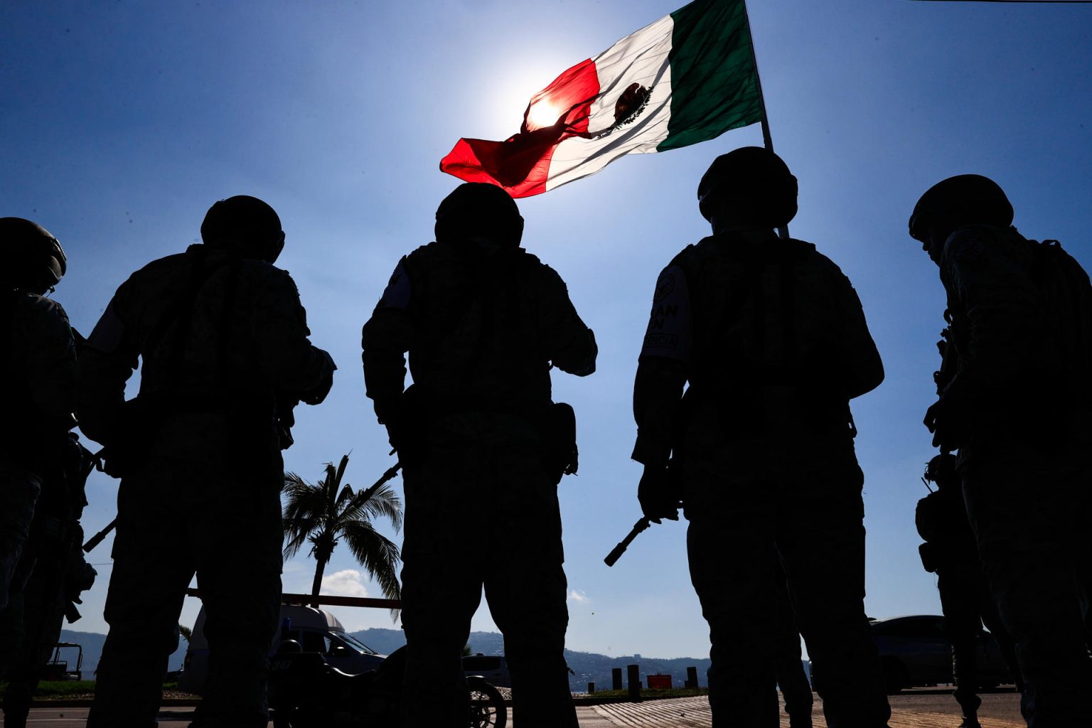 Miembros de las Fuerzas Armadas, Guardia Nacional y Policía estatal participan en el operativo invierno 2023, en las playas de el balneario de Acapulco (México). EFE/ David Guzmán