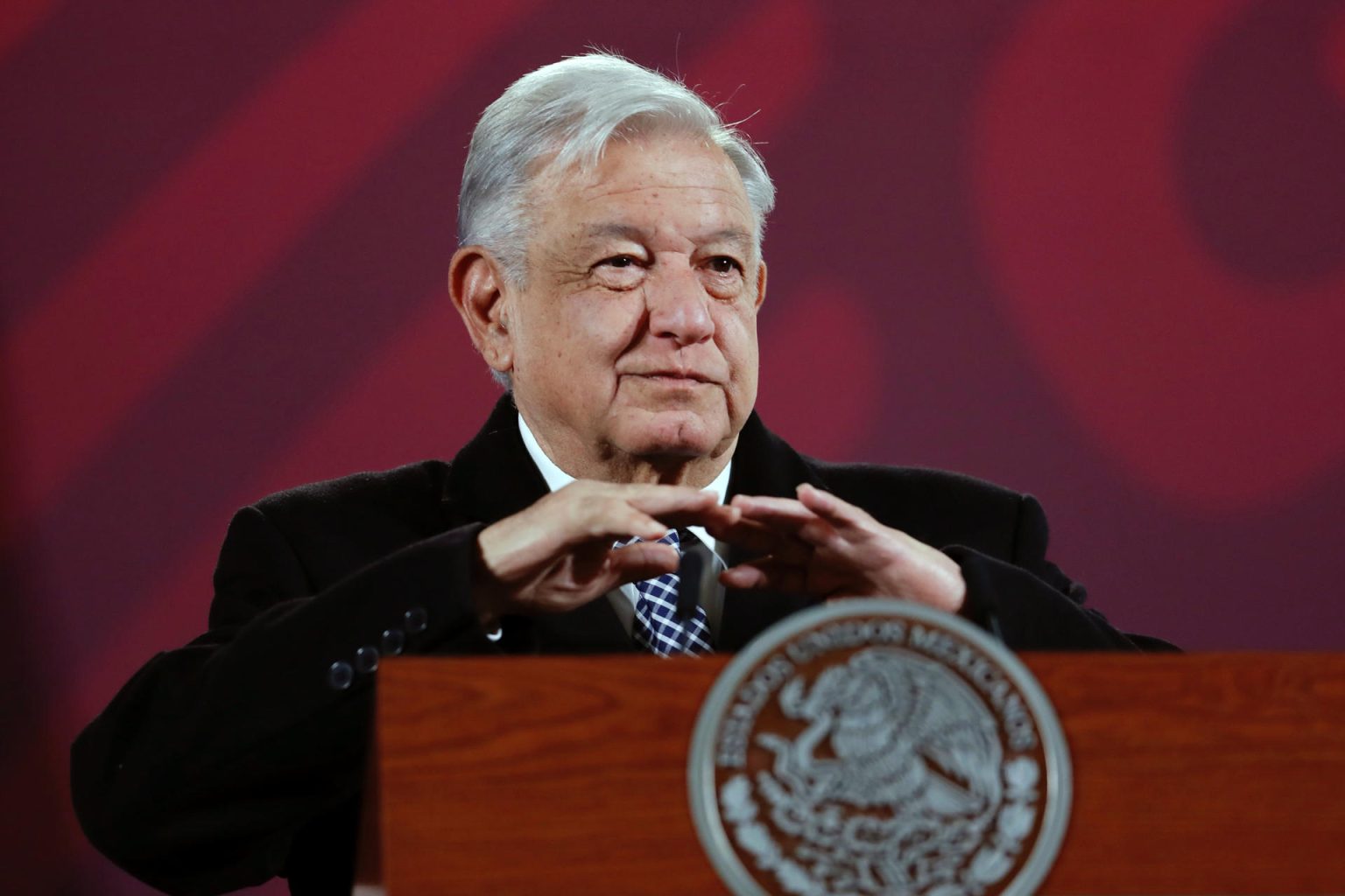 El presidente de México Andrés Manuel López Obrador habla durante su conferencia de prensa matutina hoy, en el Palacio Nacional en Ciudad de México (México). EFE/ Sáshenka Gutiérrez