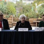 La secretaria del Tesoro de EEUU, Janet Yellen (c), acompañada del embajador de Estados Unidos en México, Ken Salazar (i), y de Susan Segal (d), presidenta y CEO de Americas Society, participan durante una reunión con empresarios hoy en la Ciudad de México (México). EFE/José Méndez