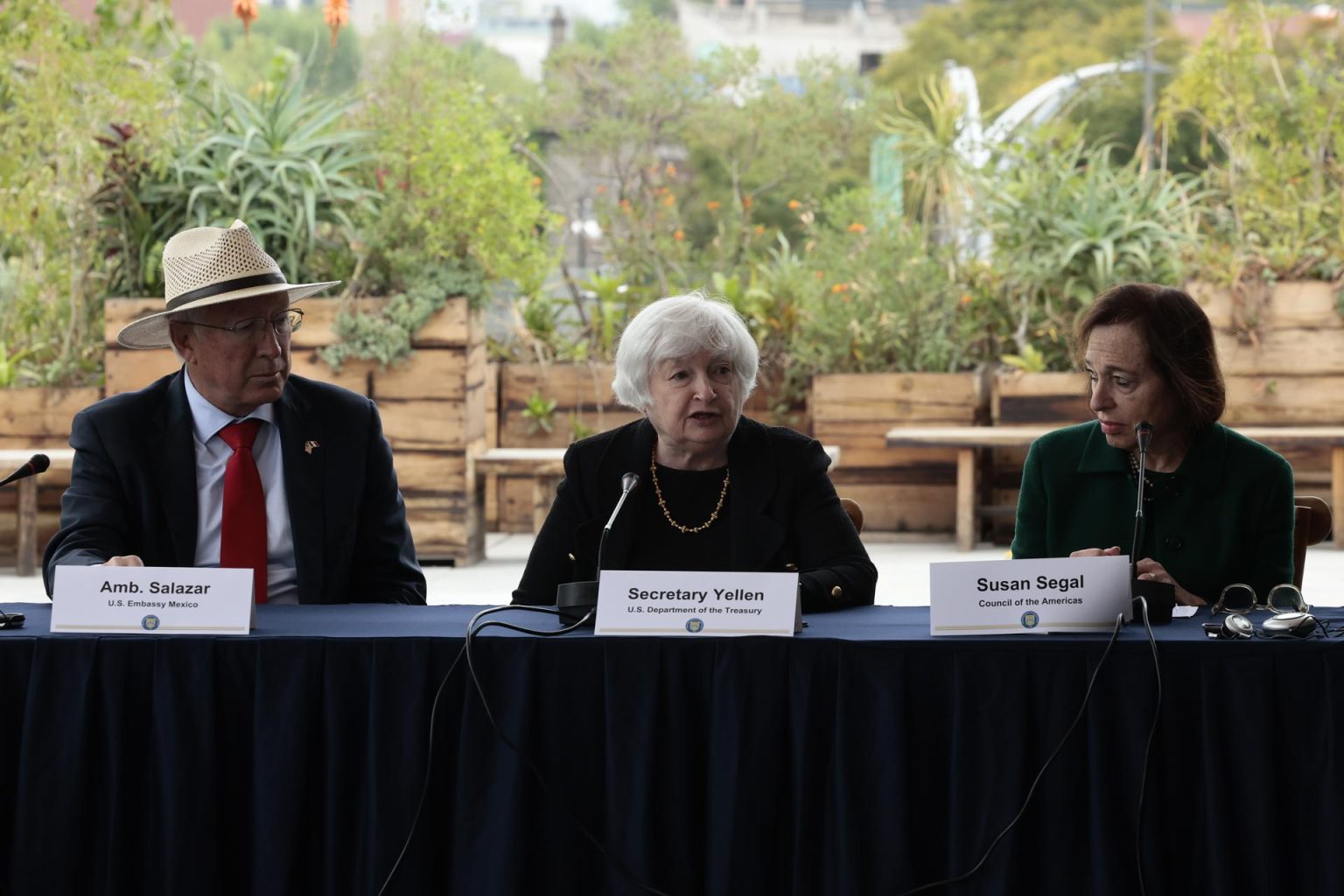 La secretaria del Tesoro de EEUU, Janet Yellen (c), acompañada del embajador de Estados Unidos en México, Ken Salazar (i), y de Susan Segal (d), presidenta y CEO de Americas Society, participan durante una reunión con empresarios hoy en la Ciudad de México (México). EFE/José Méndez