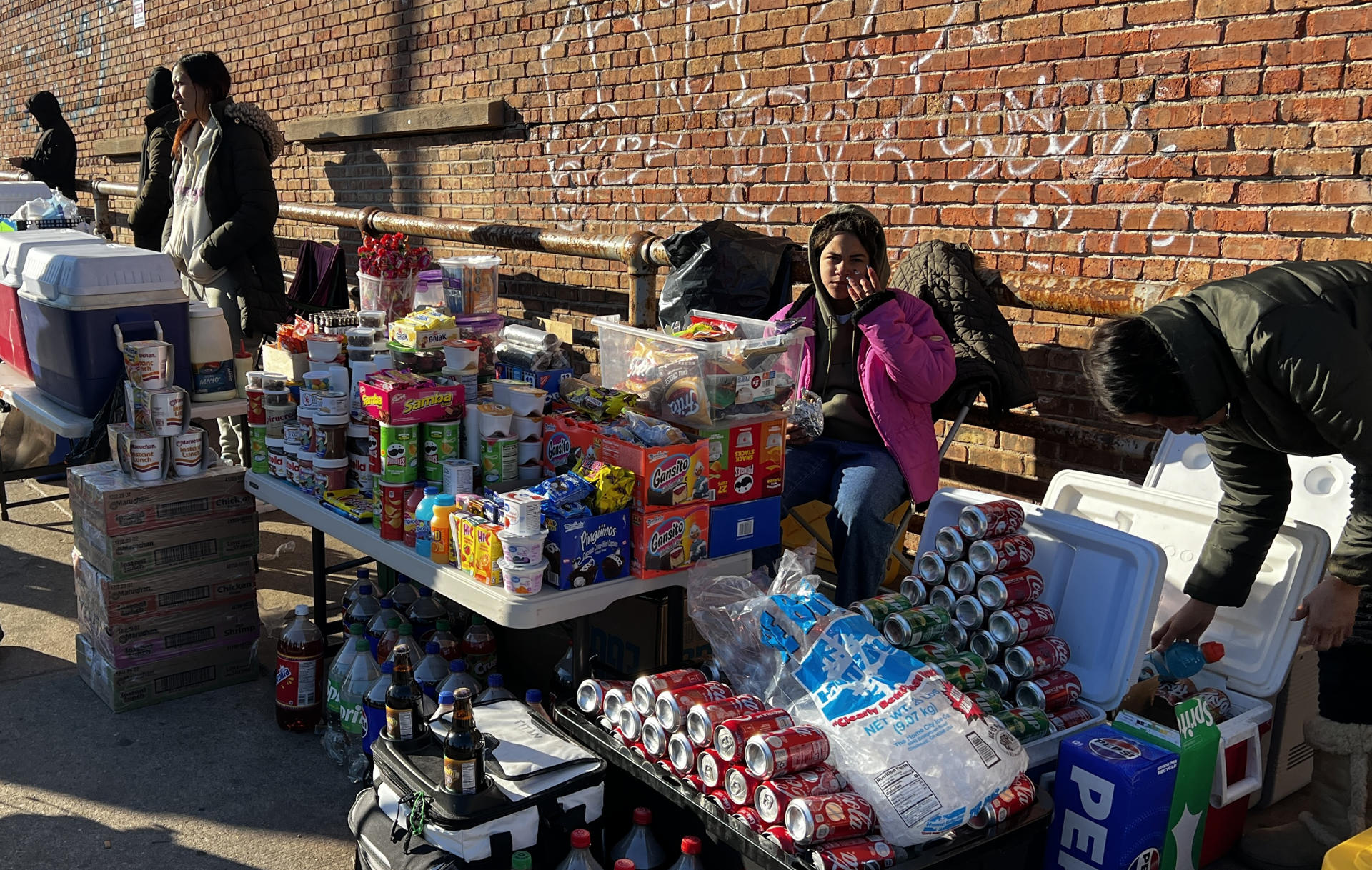 Vendedores ambulantes disponen sus mesas para vender sus productos en las afueras de un albergue, el 12 de diciembre de 2023, en Chicago, Illinois (EE.UU.). EFE/Enrique García Fuentes
