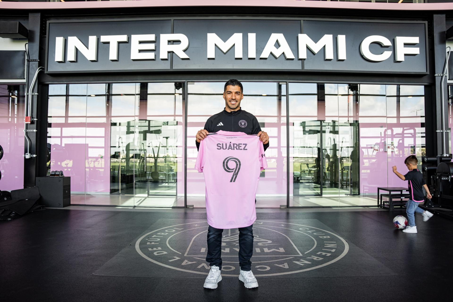 Fotografía cedida hoy por el Inter Miami CF donde aparece el atacante uruguayo Luis Suárez mientras sostiene su camiseta número 9 del club de Miami, Florida (EEUU). EFE/Inter Miami CF
