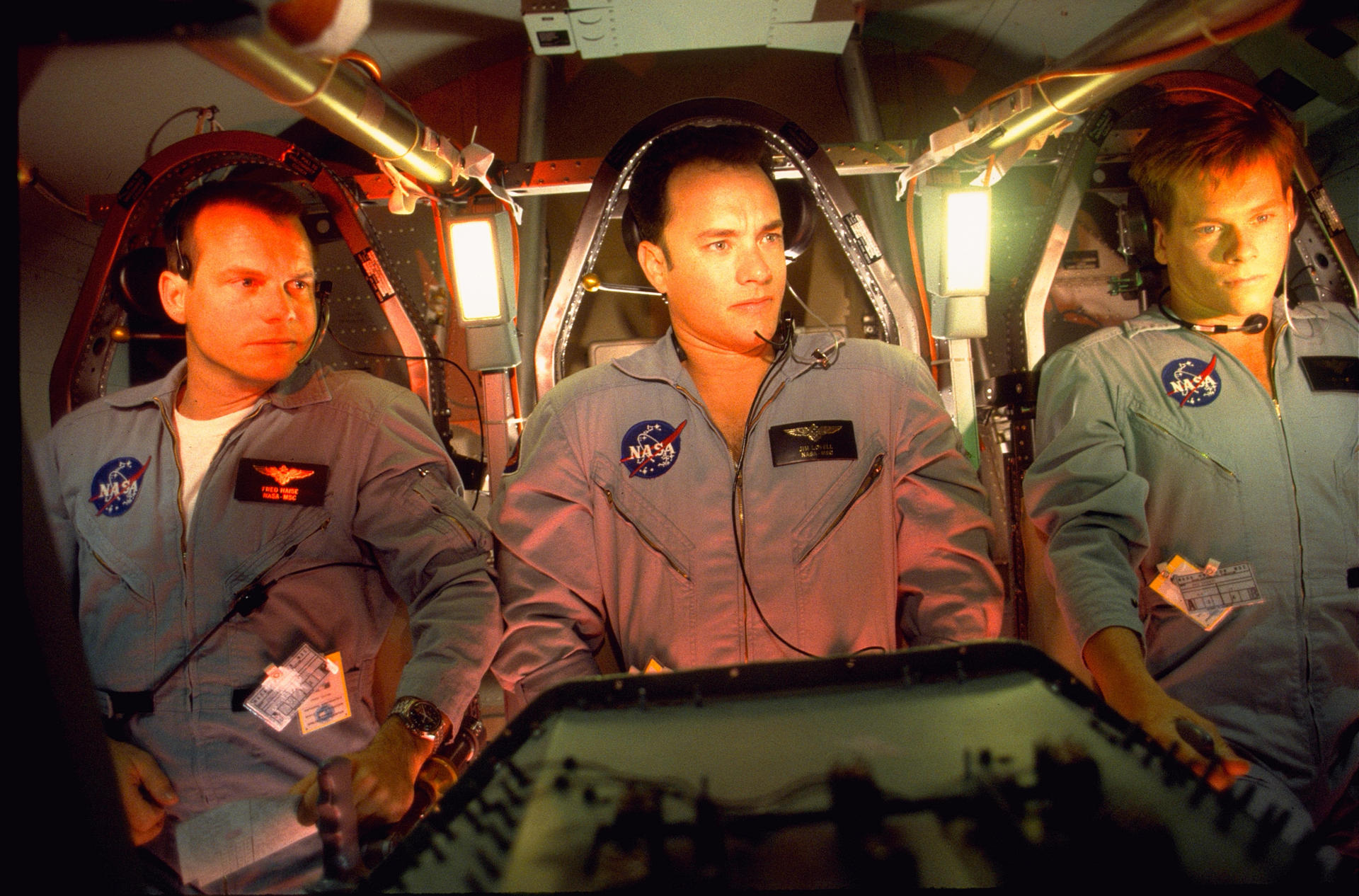 Fotograma cedido por NBC Universal donde se observa a los actores, desde la izquierda, Bill Paxton, en el papel de Fred Haise; Tom Hanks en el papel de Jim Lovell y Kevin Bacon en el papel de Kack Swigert, durante una escena de la película de 1995 "Apolo 13" de Ron Howard. EFE/ Nbc Universal SOLO USO EDITORIAL/SOLO DISPONIBLE PARA ILUSTRAR LA NOTICIA QUE ACOMPAÑA (CRÉDITO OBLIGATORIO)
