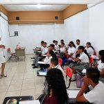 Fotografía de archivo de estudiantes de secundaria asistiendo a una clase EFE/ David Guzmán