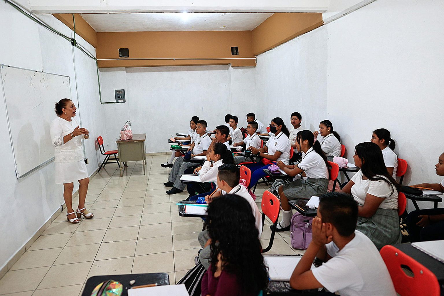 Fotografía de archivo de estudiantes de secundaria asistiendo a una clase EFE/ David Guzmán