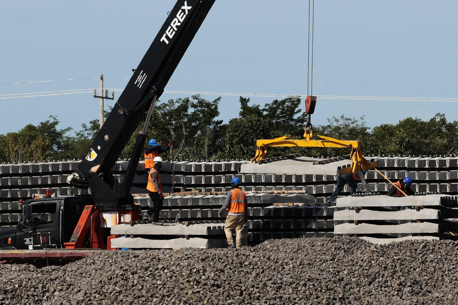 Fotografía de los trabajos de construcción de las instalaciones del Tren Maya en los Tramos 5, 6, y 7, que comprenden las ciudades de Cancún, Playa del Carmen, Tulum y Chetumal, el 27 de septiembre de 2023, en el estado mexicano de Quintana Roo (México). EFE/José Méndez