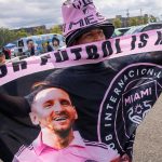 Fotografía de archivo donde aparece un fanático del jugador argentino Lionel Messi con una bandera con la imagen de Messi antes del partido de la MLS entre New York RB y el Inter Miami en el estadio Red Bull Arena, el 26 de agosto de 2023, en Harrison, Nueva Jersey (EE.UU.). EFE/Ángel Colmenares