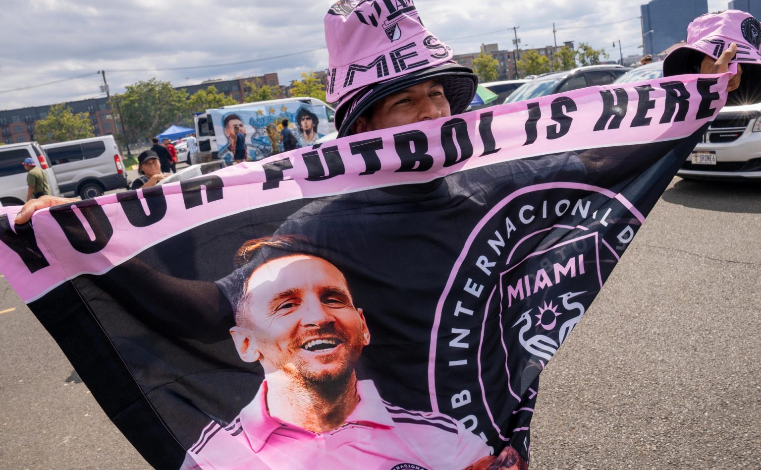 Fotografía de archivo donde aparece un fanático del jugador argentino Lionel Messi con una bandera con la imagen de Messi antes del partido de la MLS entre New York RB y el Inter Miami en el estadio Red Bull Arena, el 26 de agosto de 2023, en Harrison, Nueva Jersey (EE.UU.). EFE/Ángel Colmenares