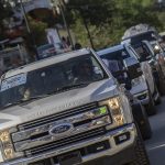 Vehículos con integrantes de la 'caravana migrante' llegan, el 19 de diciembre de 2023, al municipio de Jalpan de Serra (México). EFE/ Sergio Adrián Ángeles