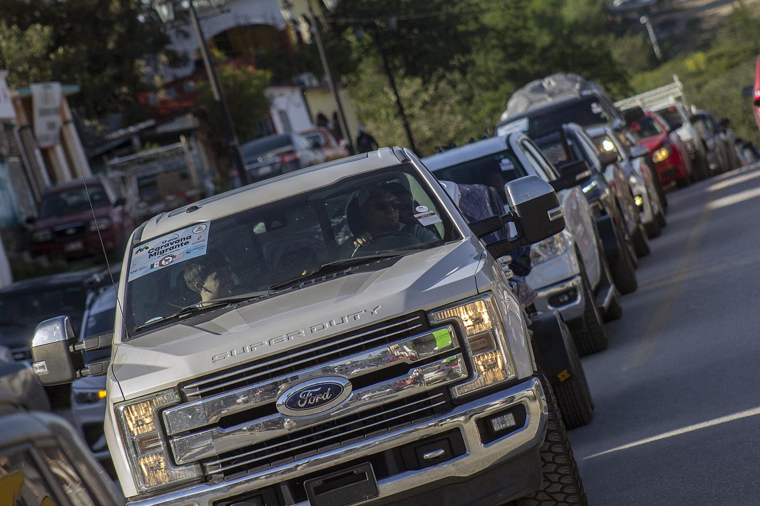 Vehículos con integrantes de la 'caravana migrante' llegan, el 19 de diciembre de 2023, al municipio de Jalpan de Serra (México). EFE/ Sergio Adrián Ángeles