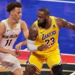 LeBron James (d) en acción contra el centro de New Orleans Pelicans Jaxson Hayes (i) durante el segundo cuarto del juego semifinal. EFE/EPA/ALLISON CENA SHUTTERSTOCK AGOTADO