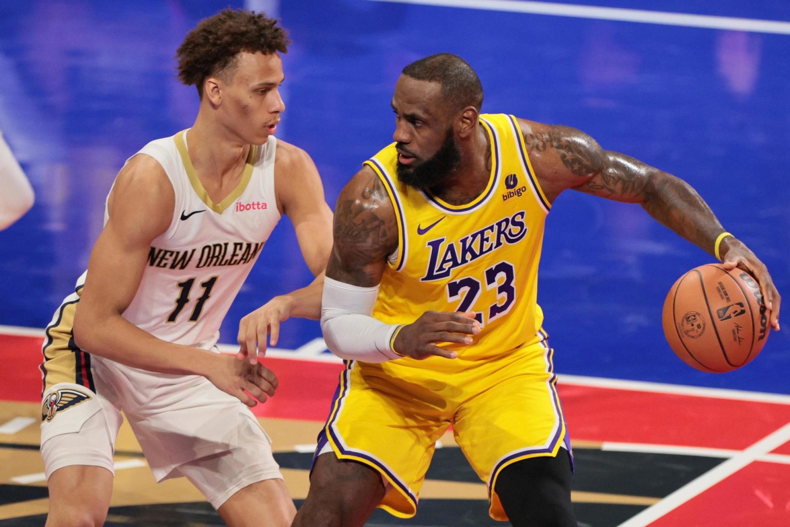 LeBron James (d) en acción contra el centro de New Orleans Pelicans Jaxson Hayes (i) durante el segundo cuarto del juego semifinal. EFE/EPA/ALLISON CENA SHUTTERSTOCK AGOTADO