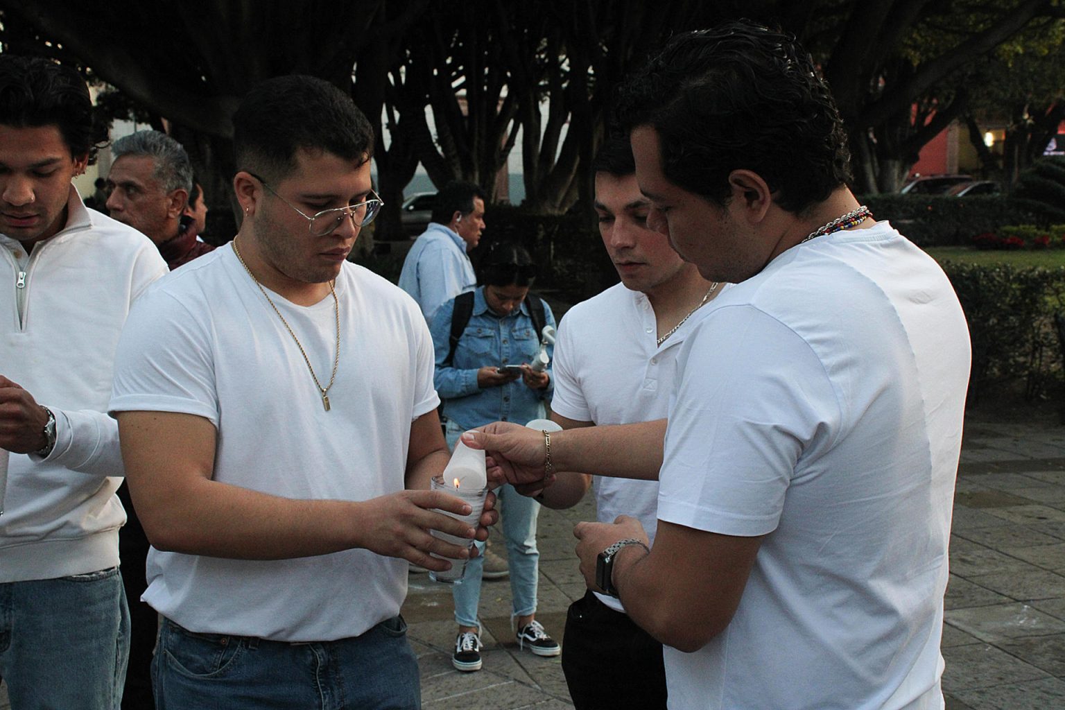 Un grupo de personas participa hoy en una marcha para exigir paz y el esclarecimiento del ataque armado que resultó con la muerte de 11 personas, en Salvatierra, estado de Guanajuato (México). EFE/ Str