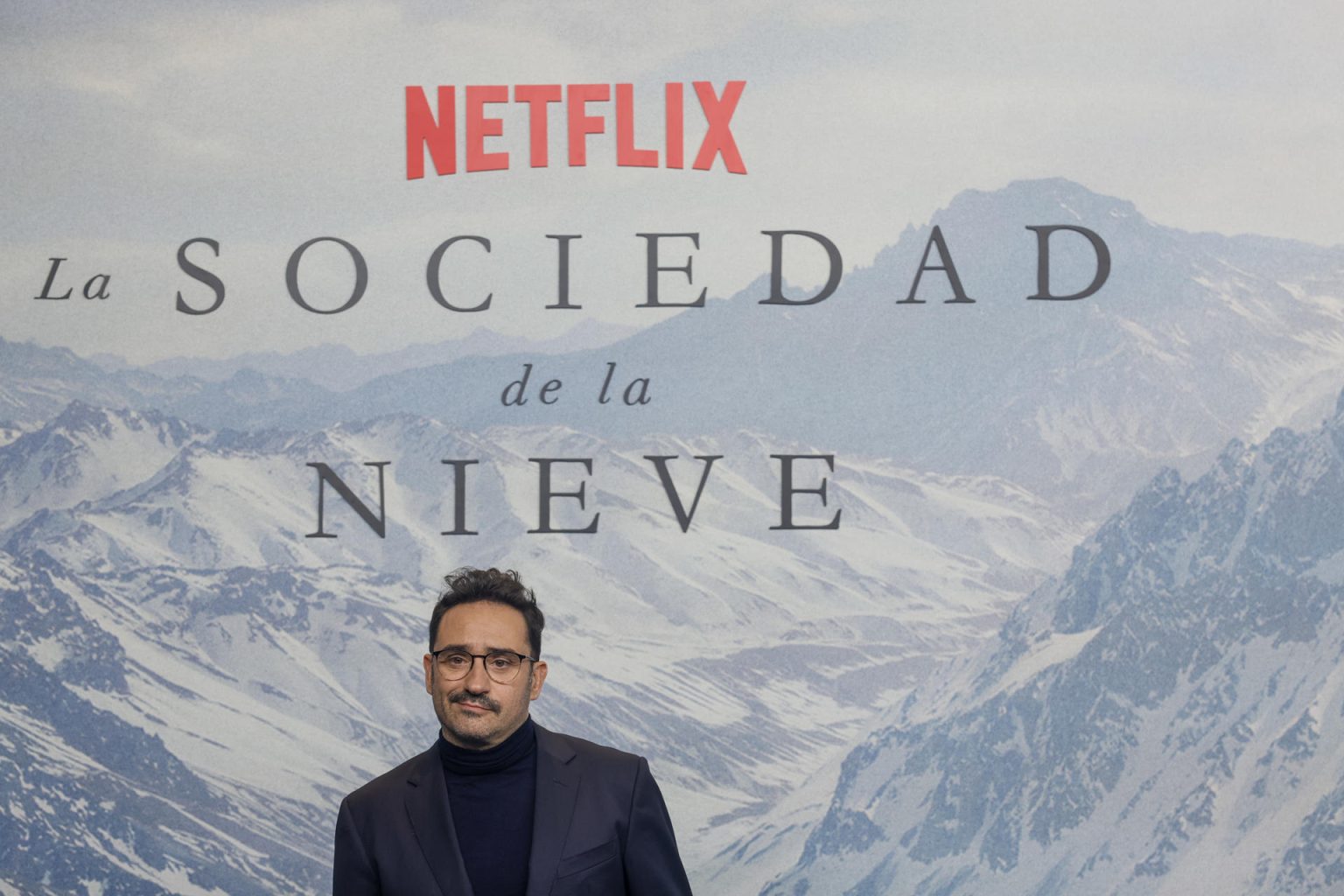 El director Juan Antonio Bayona posa para los fotógrafos durante el estreno de su nueva película “La sociedad de la nieve”. Imagen de archivo. EFE/ Javier Lizón