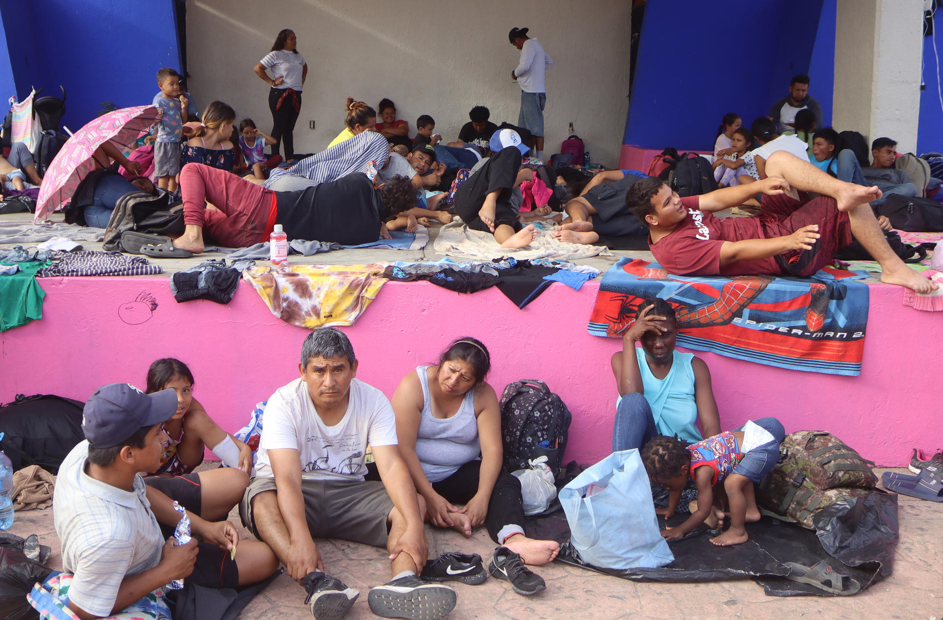 Migrantes toman un descanso este miércoles, durante su caminata en caravana hacia EEUU, en el municipio de Escuintla, en Chiapas (México). EFE/Juan Manuel Blanco
