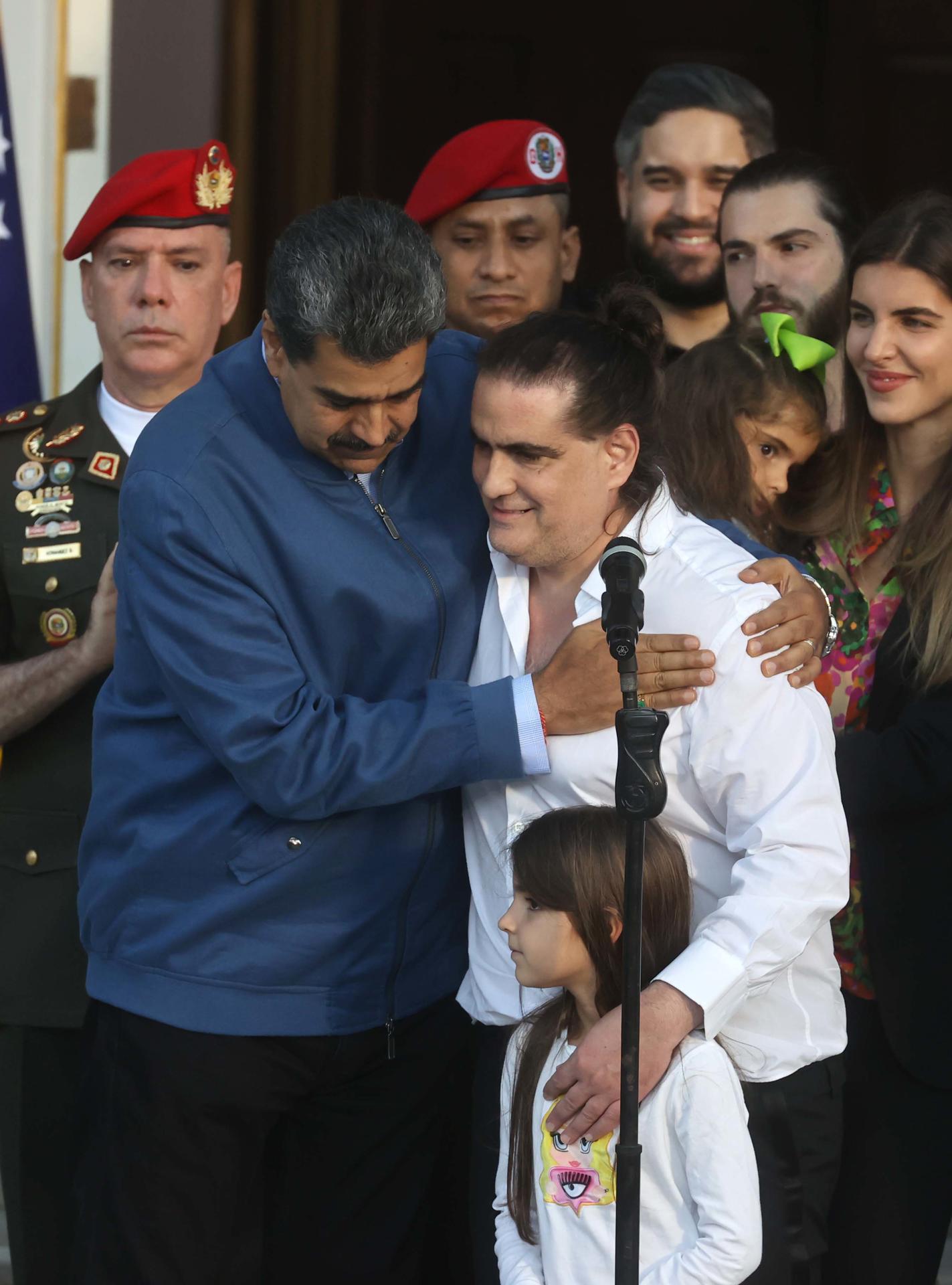 El mandatario de Venezuela, Nicolás Maduro (i), recibe hoy en el palacio presidencial de Miraflores, en Caracas (Venezuela), al empresario colombiano Alex Saab (d), horas después de ser liberado en Estados Unidos -mediante negociaciones con el Gobierno chavista-, donde estaba acusado por el delito de conspiración para blanqueo de dinero. EFE/Miguel Gutierrez
