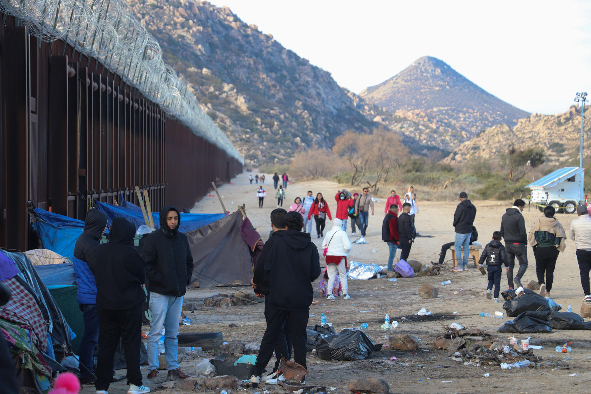 Decenas de migrantes acogidos en carpas y tiendas de campaña mientras esperan su turno para pasar a Estados Unidos, el 29 de noviembre del 2023, en la zona del puesto fronterizo de Jacumba, a unas 75 millas (120 kilómetros) al este de San Diego, California (EEUU). EFE/Manuel Ocaño
