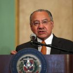 Fotografía de archivo fechada el 8 de mayo de 2013 donde aparece el exdiplomático estadounidense Manuel Rocha mientras habla durante una rueda de prensa en Santo Domingo (República Dominicana). EFE/Orlando Barría