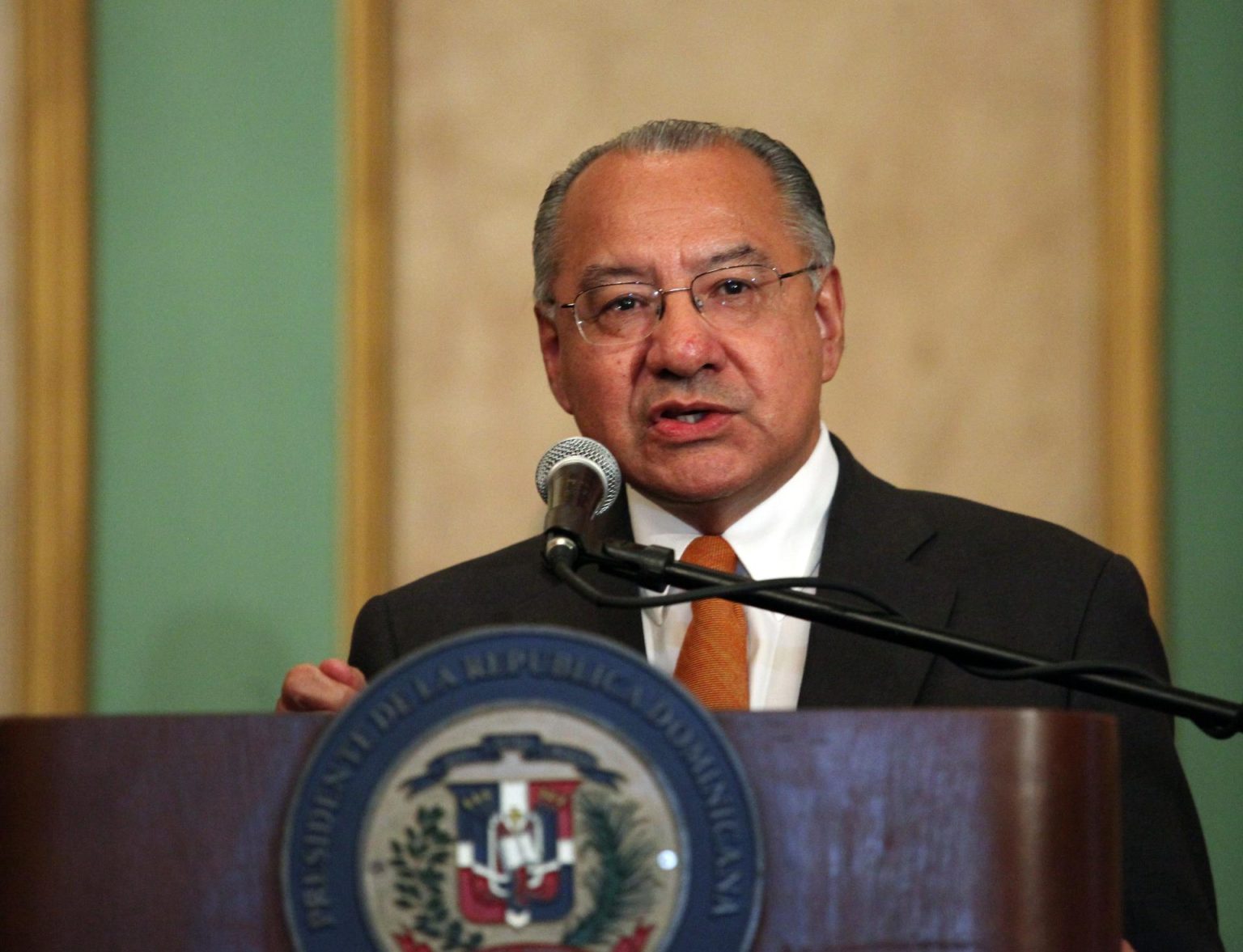 Fotografía de archivo fechada el 8 de mayo de 2013 donde aparece el exdiplomático estadounidense Manuel Rocha mientras habla durante una rueda de prensa en Santo Domingo (República Dominicana). EFE/Orlando Barría