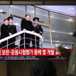 La gente observa cómo el líder norcoreano Kim Jong Un aparece en un monitor de televisión que muestra las noticias diarias en una estación en Seúl, Corea del Sur. Imagen de archivo. EFE/EPA/JEON HEON-KYUN