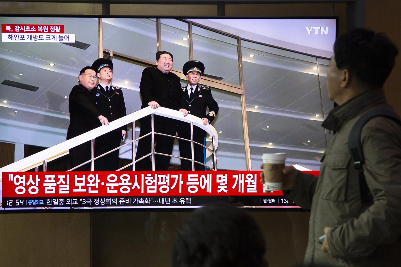 La gente observa cómo el líder norcoreano Kim Jong Un aparece en un monitor de televisión que muestra las noticias diarias en una estación en Seúl, Corea del Sur. Imagen de archivo. EFE/EPA/JEON HEON-KYUN