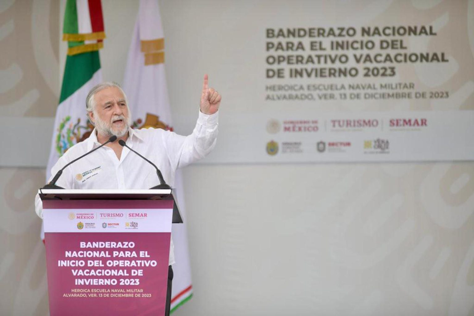 Fotografía cedida hoy por la Secretaria de Turismo de México que muestra a su titular, Miguel Torruco, durante el banderazo nacional para el inicio del operativo vacacional invierno 2023, en Ciudad de México (México). EFE/Secretaria de Turismo de México /SOLO USO EDITORIAL /SOLO DISPONIBLE PARA ILUSTRAR LA NOTICIA QUE ACOMPAÑA (CRÉDITO OBLIGATORIO)