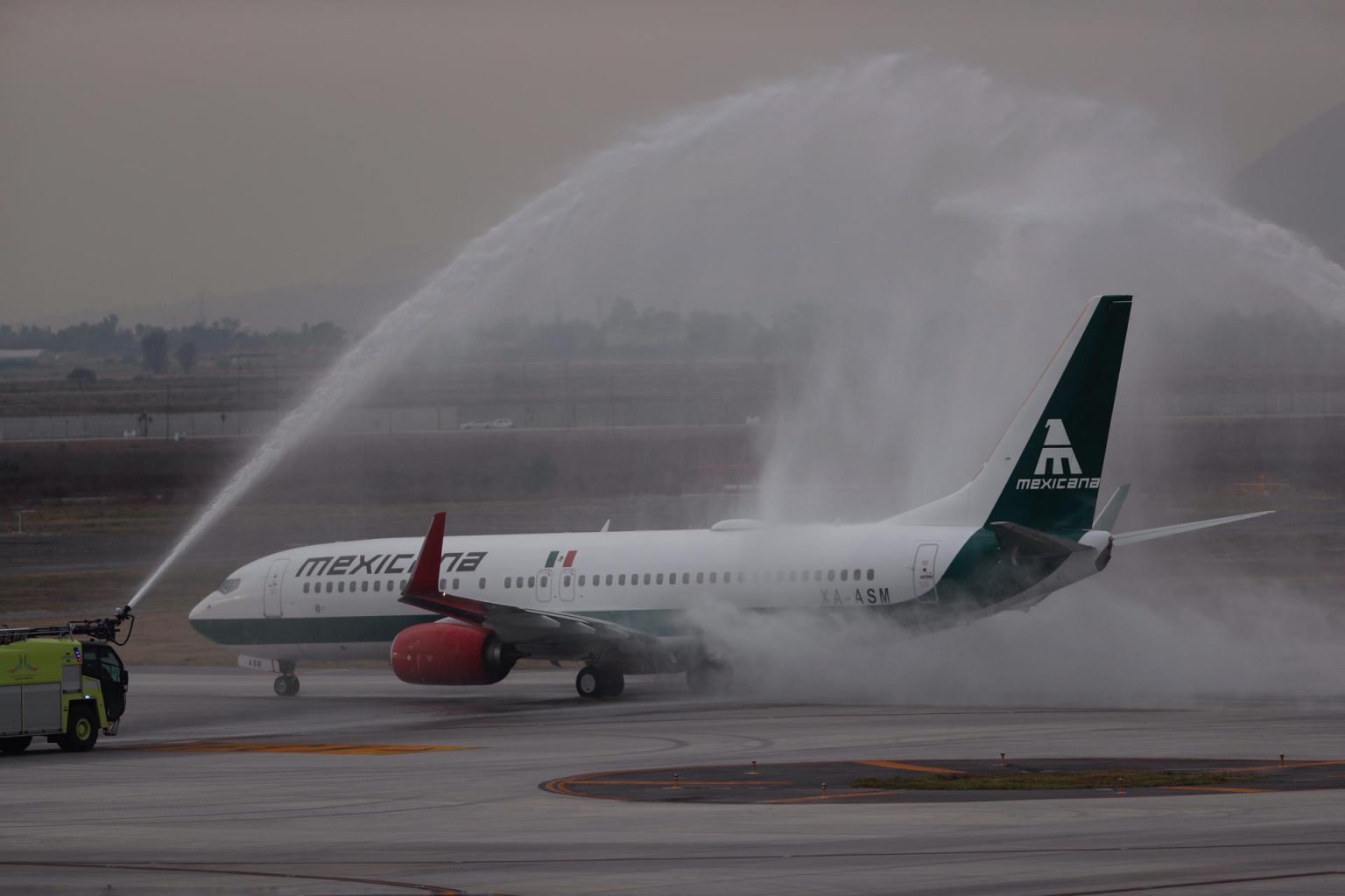 Fotografía de un avión de la aerolínea Mexicana de Aviación previo a su despegue hoy, en el aeropuerto internacional Felipe Ángeles, en el municipio de Zumpango (México). EFE/ Sáshenka Gutiérrez