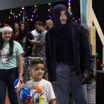 El cantante Bad Bunny entrega regalos hoy, en el centro de convenciones, en San Juan (Puerto Rico). EFE/Thais Llorca