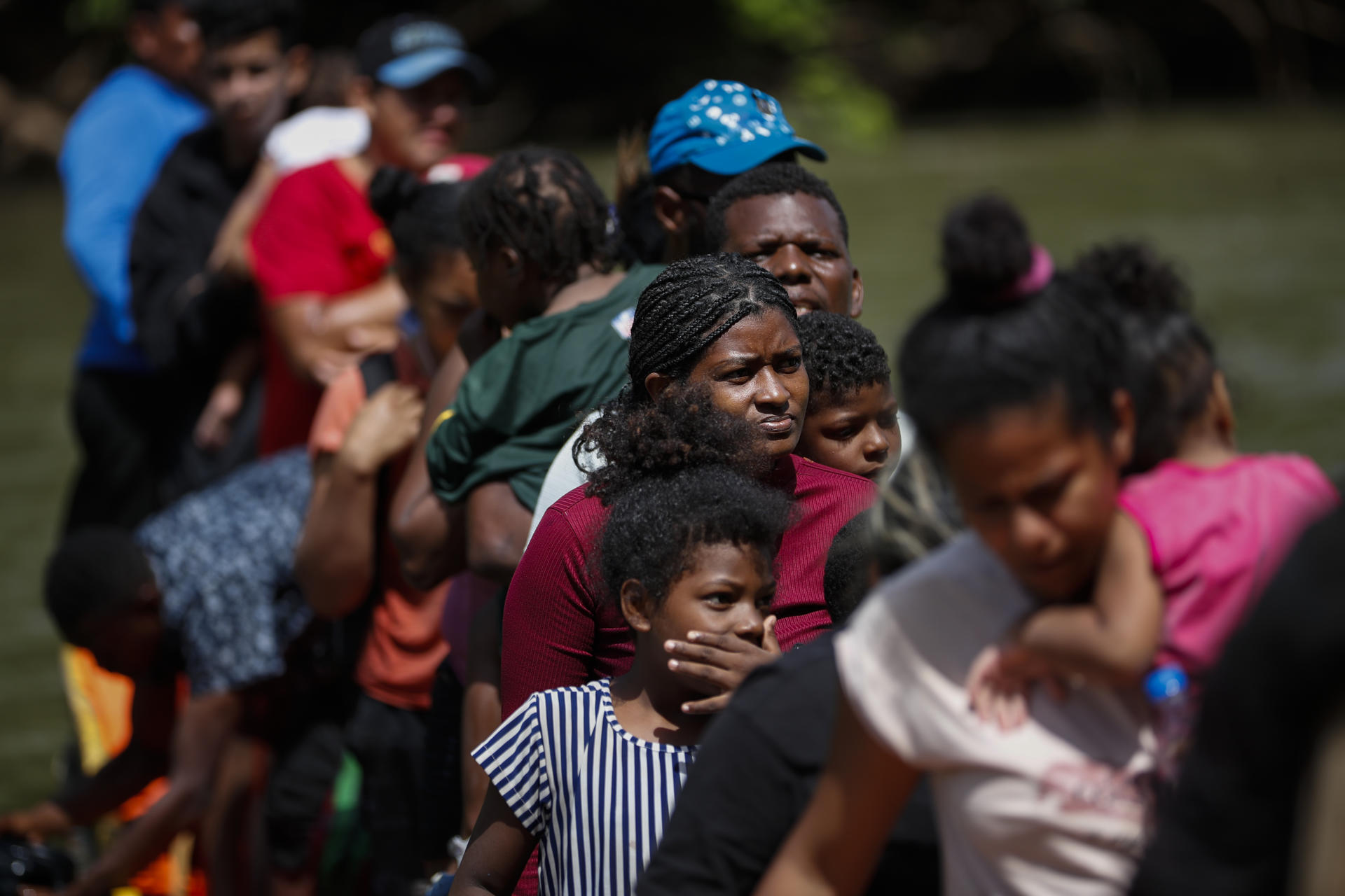 Migrantes caminan hacia la Estación de Recepción Migratoria (ERM) de Lajas Blancas, el 18 de diciembre de 2023, luego de atravesar por varios días la selva del Darién (Panamá). EFE/ Bienvenido Velasco
