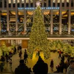 Personas se toman fotos en el árbol de navidad del edificio 1221 Avenue of the Americas en Manhattan, el15 diciembre de 2023, en Nueva York (EE.UU.). EFE/ Angel Colmenares