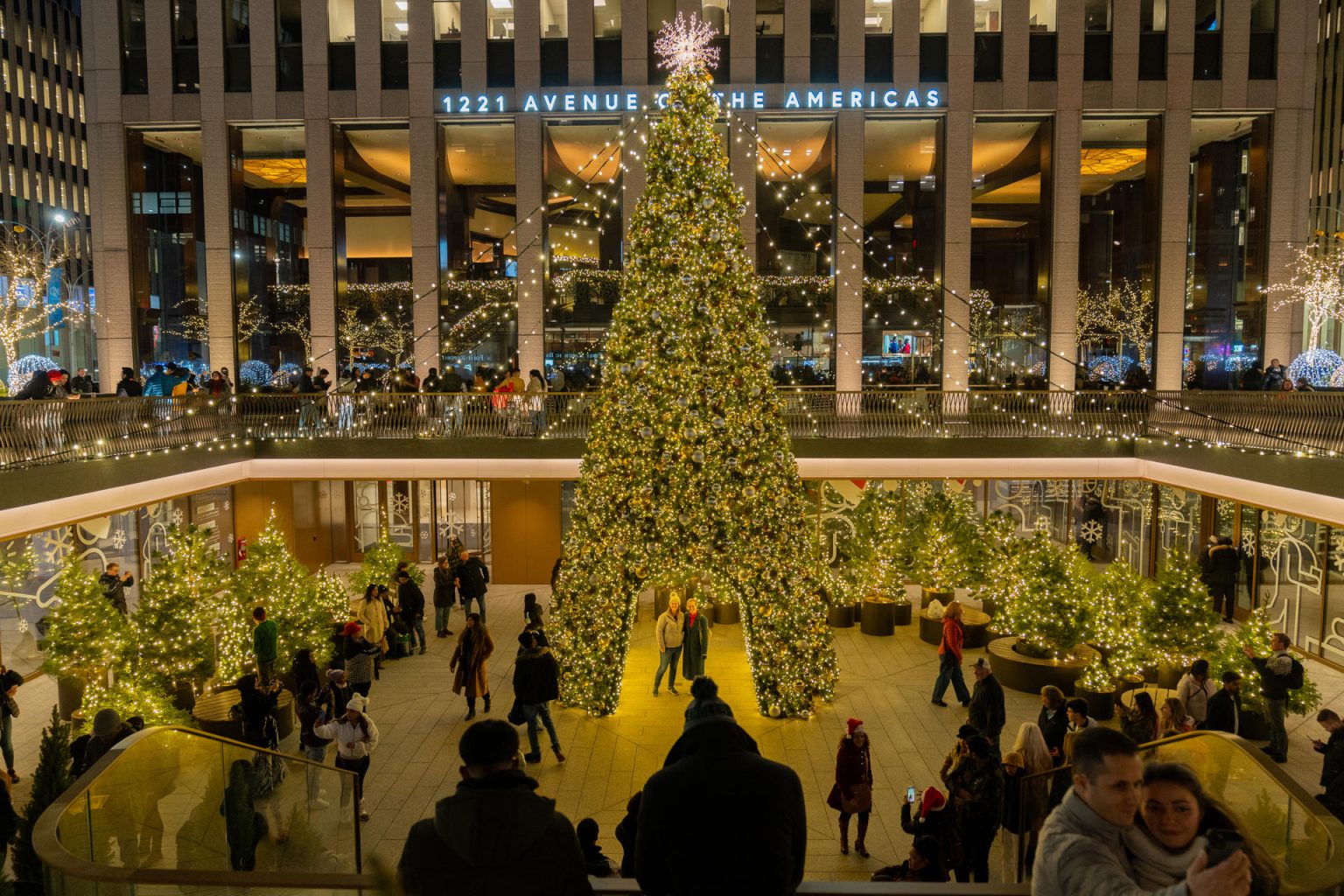 Personas se toman fotos en el árbol de navidad del edificio 1221 Avenue of the Americas en Manhattan, el15 diciembre de 2023, en Nueva York (EE.UU.). EFE/ Angel Colmenares