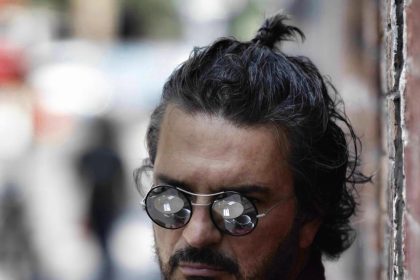 Fotografía sin fecha cedida por Metamorfosis donde aparece el cantante guatemalteco Ricardo Arjona, quien no continuará con la gira de conciertos que venía cumpliendo debido a problemas en la espalda, los cuales lo obligarán a someterse a una operación, según confirmó a EFE el equipo del exitoso intérprete latino. EFE/Metamorfosis /SOLO USO EDITORIAL /NO VENTAS /SOLO DISPONIBLE PARA ILUSTRAR LA NOTICIA QUE ACOMPAÑA /CRÉDITO OBLIGATORIO