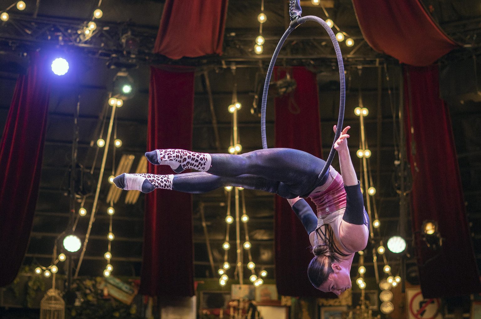 Fotografía sin fecha cedida por Guinness World Records, donde se observa a la acróbata mexicana Yammel Rodríguez, durante una rutina de acrobacias en la Ciudad de México (México). EFE/ Guinness World Records /SOLO USO EDITORIAL/SOLO DISPONIBLE PARA ILUSTRAR LA NOTICIA QUE ACOMPAÑA (CRÉDITO OBLIGATORIO)