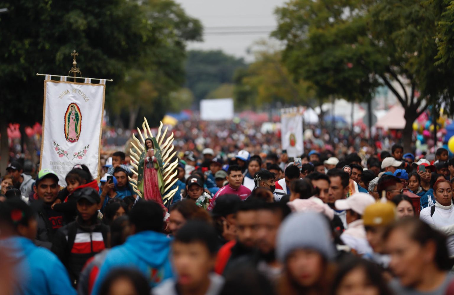 Peregrinos llegan ayer a la Basílica de Guadalupe en Ciudad de México (México). EFE/ Sáshenka Gutiérrez