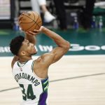 Giannis Antetokounmpo de los Milwaukee Bucks, en una fotografía de archivo. EFE/Kamil Krzaczynski