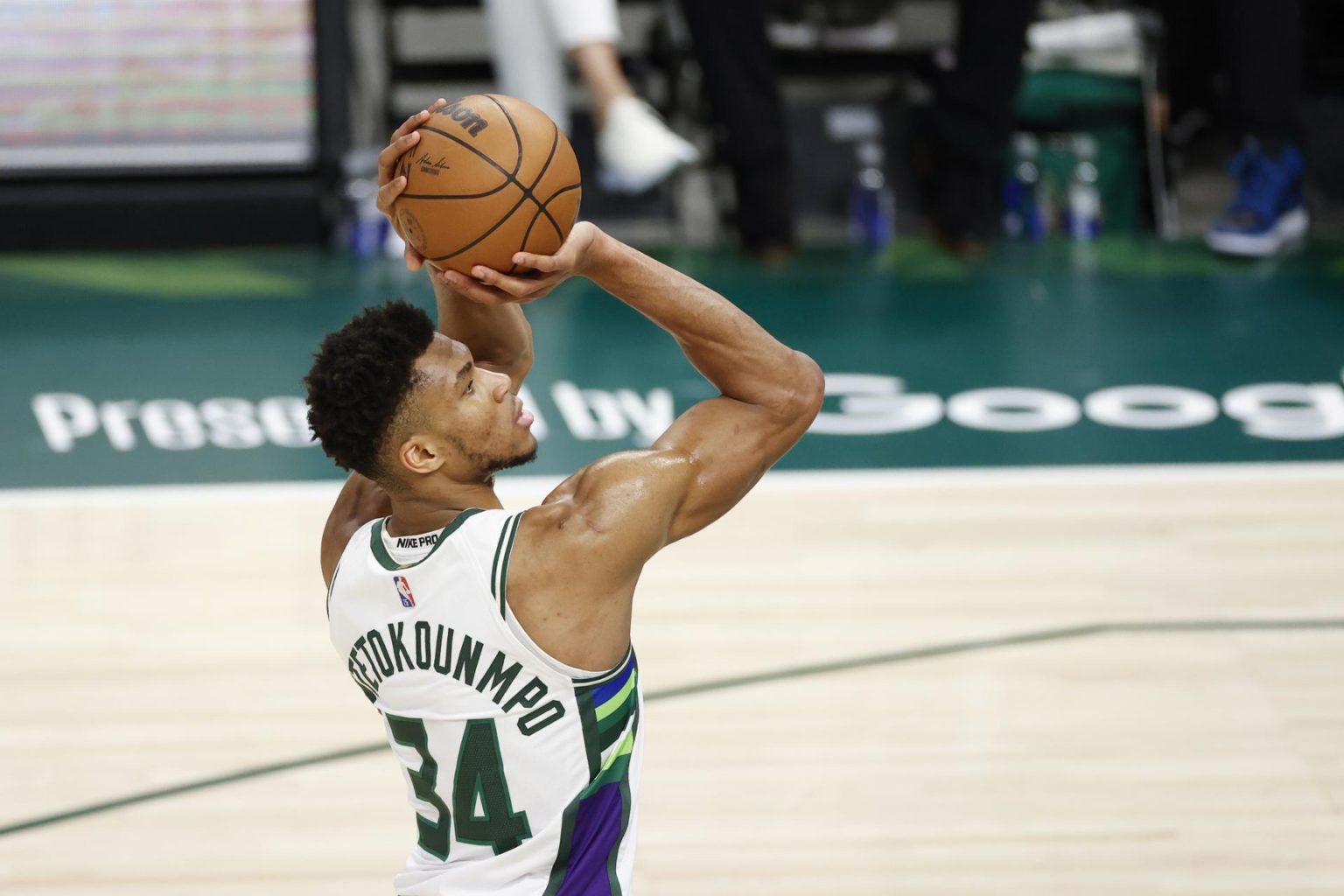 Giannis Antetokounmpo de los Milwaukee Bucks, en una fotografía de archivo. EFE/Kamil Krzaczynski