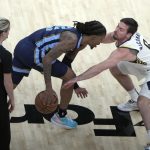 Ja Morant (i) Memphis Grizzlies disputa el balón con T.J. McConnell Indiana Pacers durante un juego en FedEx Forum en Memphis, Tennessee (EEUU). EFE/ Karen Pulfer Focht