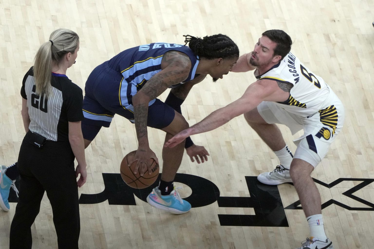 Ja Morant (i) Memphis Grizzlies disputa el balón con T.J. McConnell Indiana Pacers durante un juego en FedEx Forum en Memphis, Tennessee (EEUU). EFE/ Karen Pulfer Focht