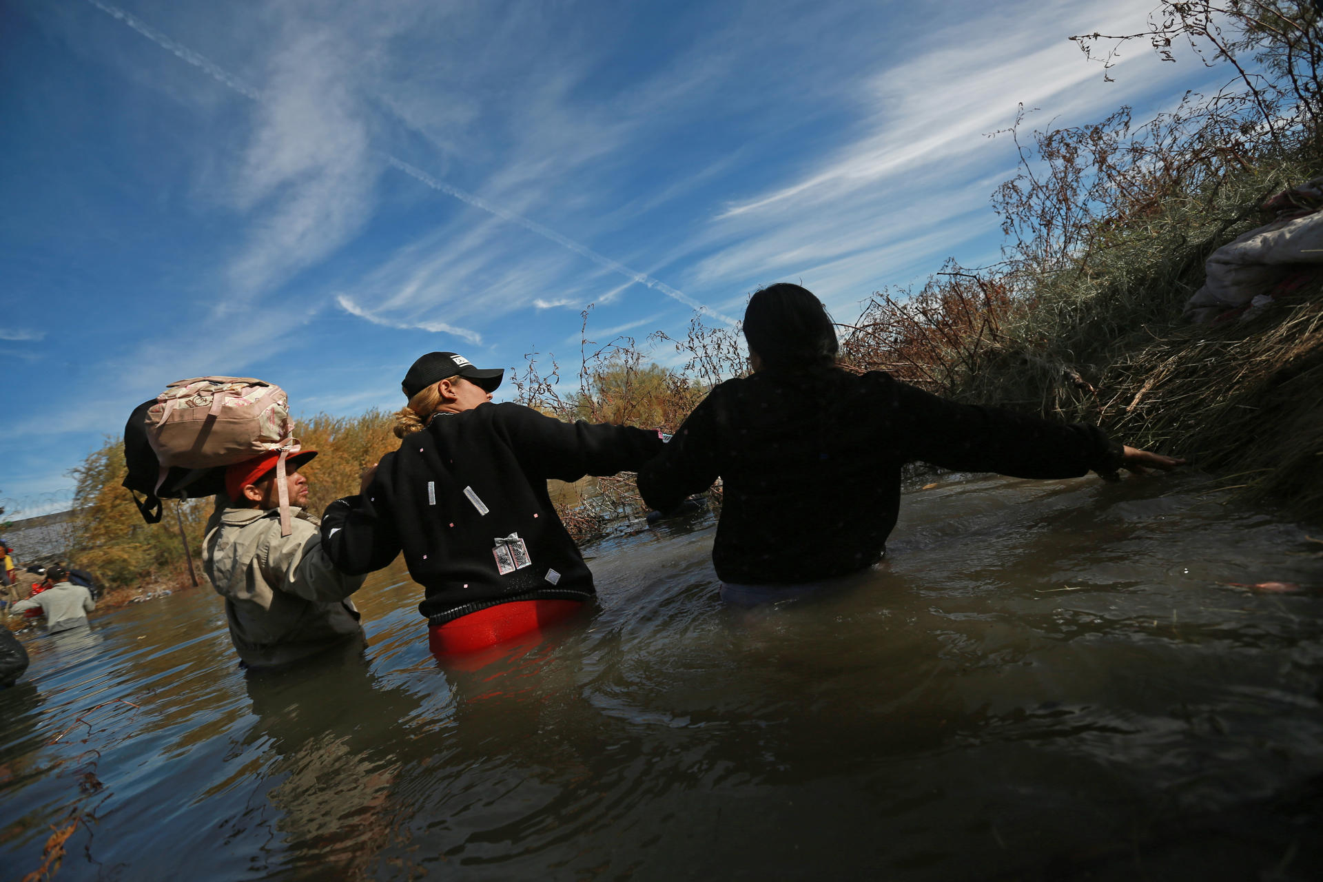 Migrantes cruzan el Río Bravo para intentar cruzar hacia EEUU, el 19 de diciembre de 2023, en Ciudad Juárez Chihuahua (México). EFE/Luis Torres
