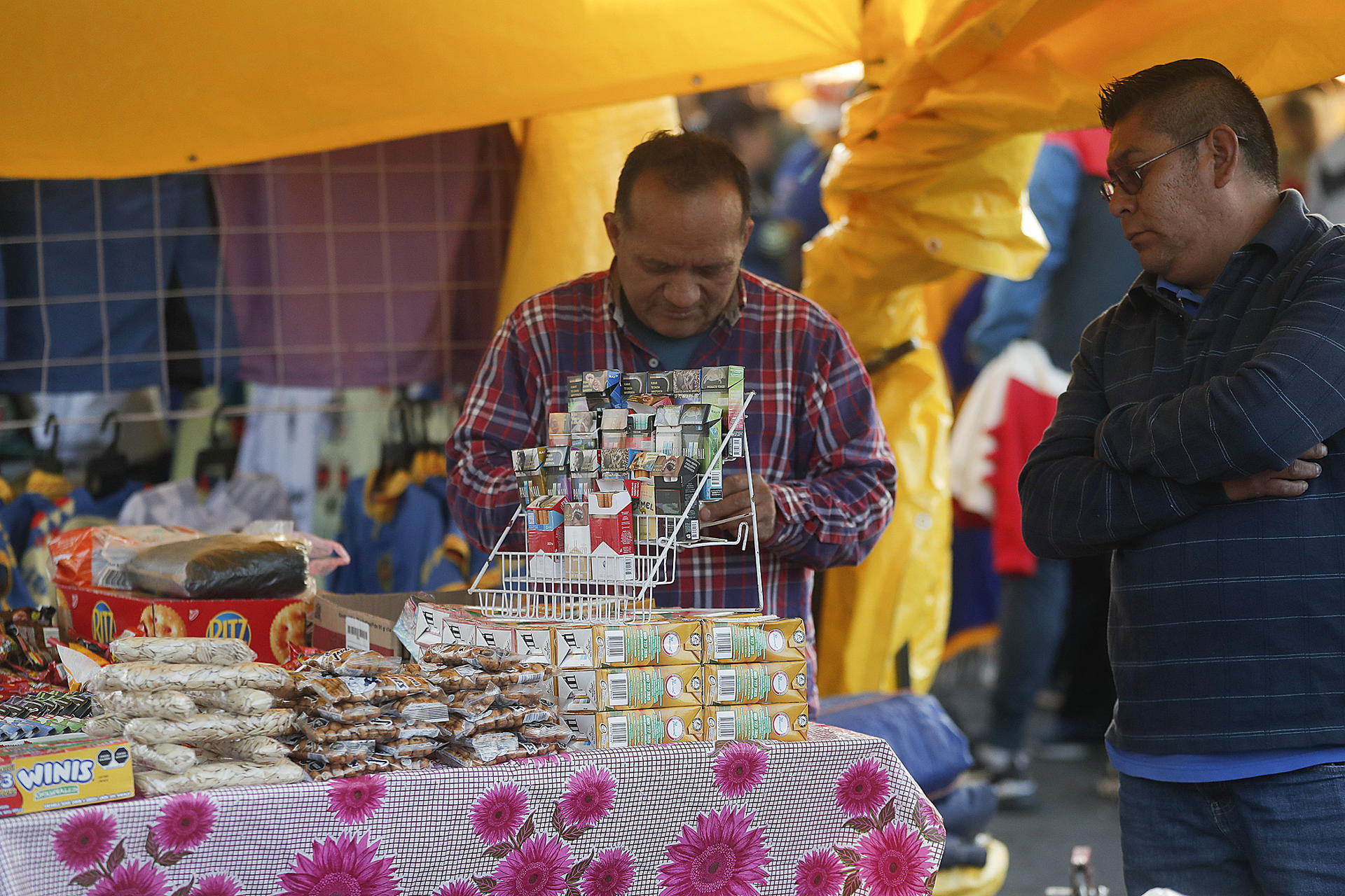 Un vendedor ambulante ofrece sus productos hoy, en Ciudad de México (México). EFE/Isaac Esquivel
