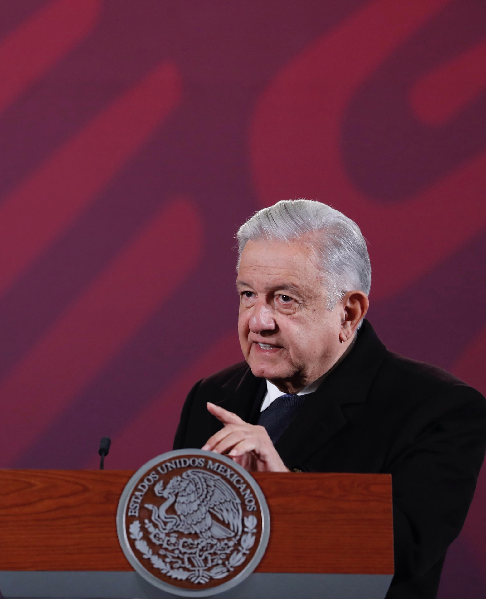 El presidente mexicano, Andrés Manuel López Obrador, habla durante su conferencia de prensa matutina hoy, en el Palacio Nacional de la Ciudad de México (México). EFE/ Sáshenka Gutiérrez
